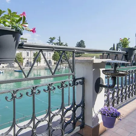 Daire Fiori Sull'acqua *