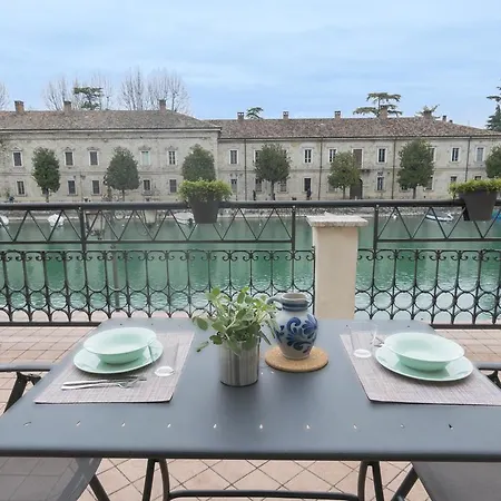 Daire Fiori Sull'acqua *